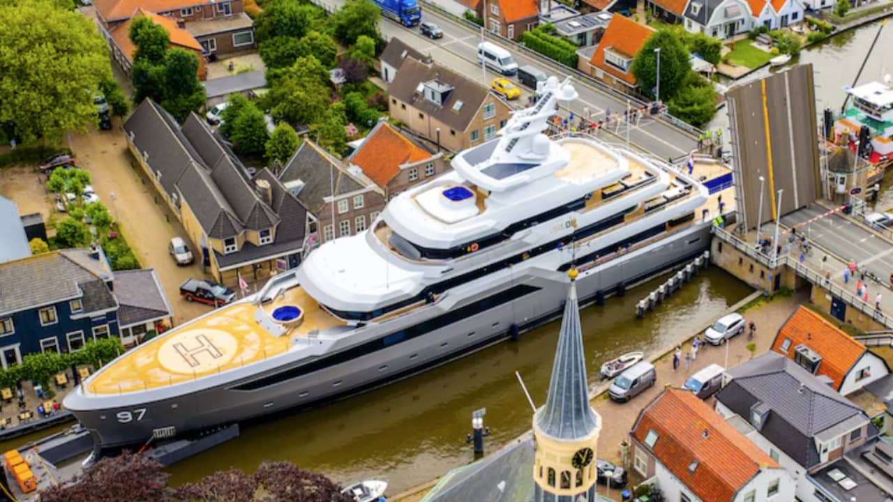 Video | Megajacht wordt door Woubrugge gesleept