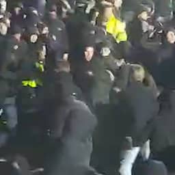 Video | Toeschouwers gaan met elkaar op de vuist na Spakenburg-FC Twente