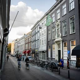 D66 doet aangifte omdat onbekenden prinsenvlag aan kantoor wilden hangen
