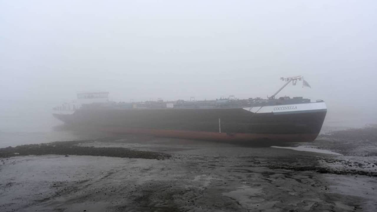 Vrachtschip loopt vast bij verlaten van haven Terneuzen in dichte mist