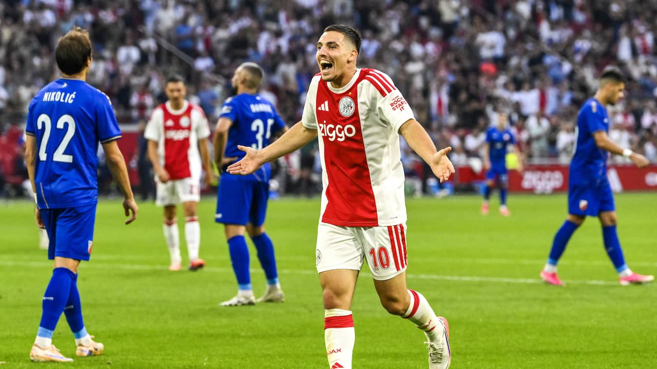 Oscar Gloukh schiet de bal overtuigend raak en voltooit hattrick