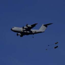 Video | NAVO-troepen voeren grootste parachutesprong uit sinds WO II