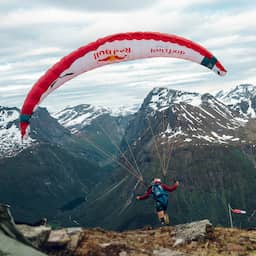 Video | Paraglider beklimt Noorse berg 18 keer in 24 uur tij