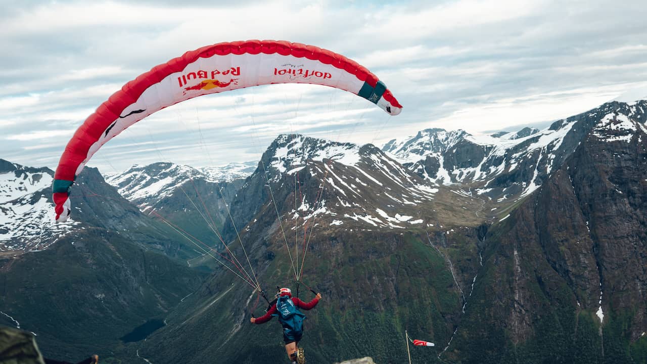 Video | Paraglider filmt bijzonder wereldrecord in Noorse bergen