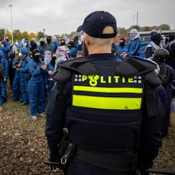 Pro-Palestijnse activisten bezetten spoor bij haven Rotterdam, politie grijpt in