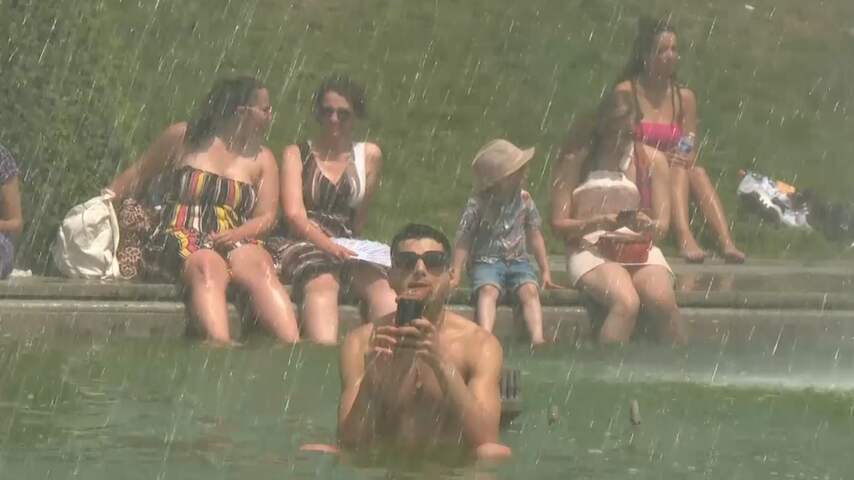 Parijzenaren dobberen in fontein tijdens hittegolf
