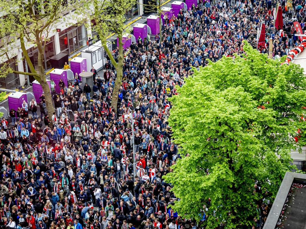 Treinen naar Rotterdam 'gezellig druk' vanwege huldiging Feyenoord