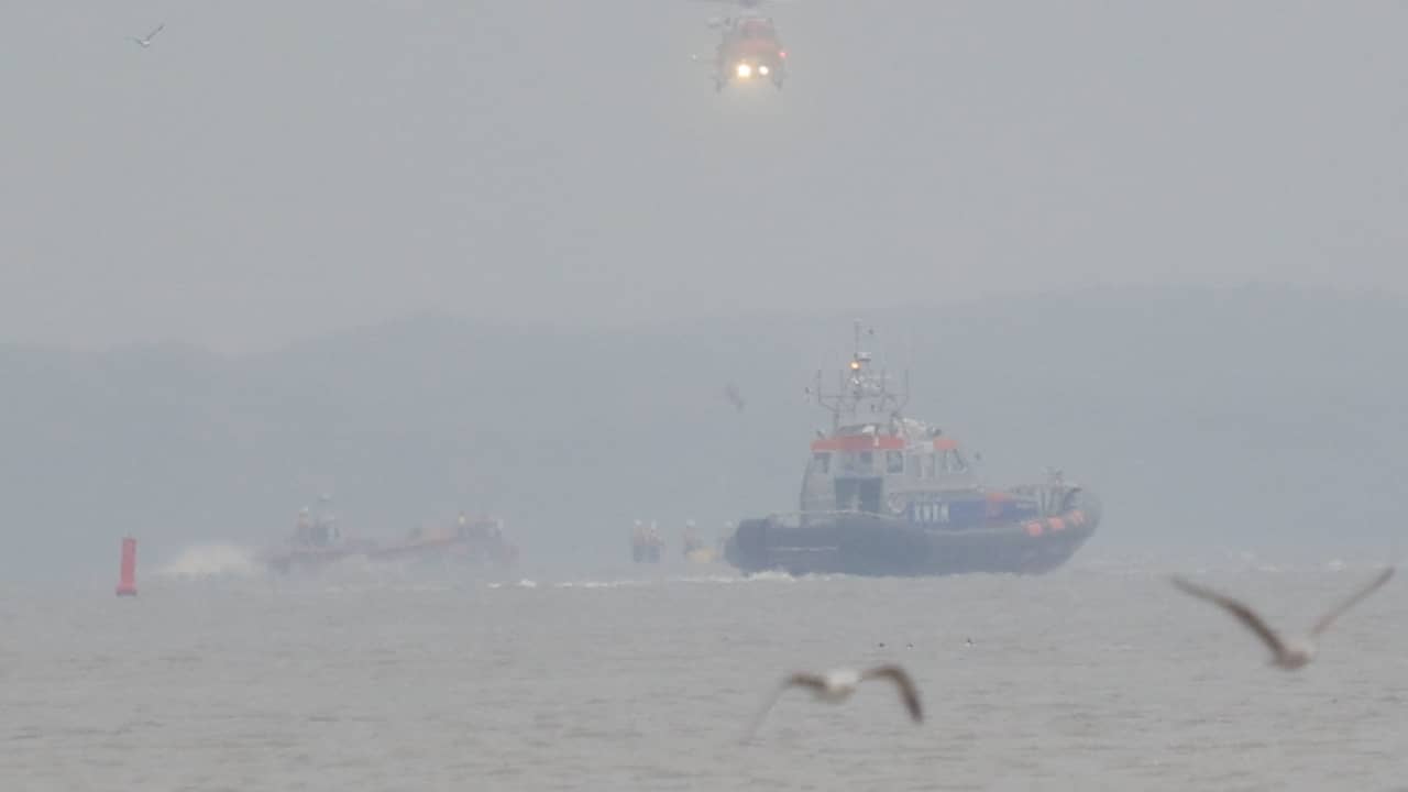 Video | Hulpdiensten redden verkleumde wandelaars van wad bij Ameland