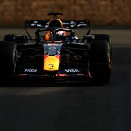 Verstappen klokt derde tijd in tweede vrije training Bakoe, Russell razendsnel
