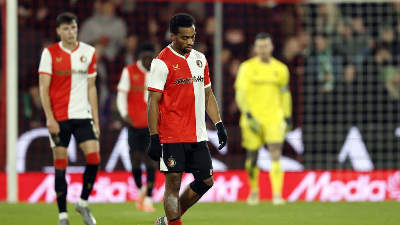 Live KNVB-beker | Van Persie praat met boze fans in De Kuip na nieuwe dreun
