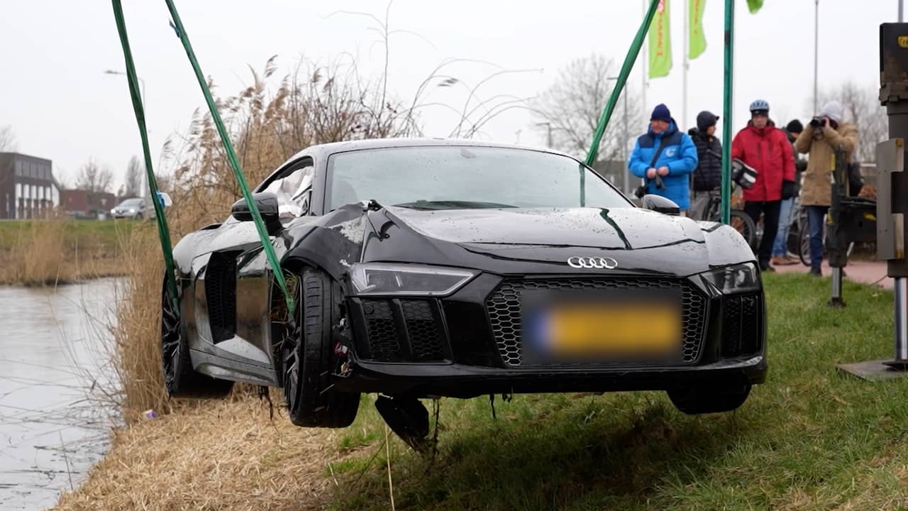 Video | Dure Audi uit sloot getakeld in Zeewolde