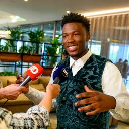 Claude staat met twee dansers en drie violisten op Songfestival-podium