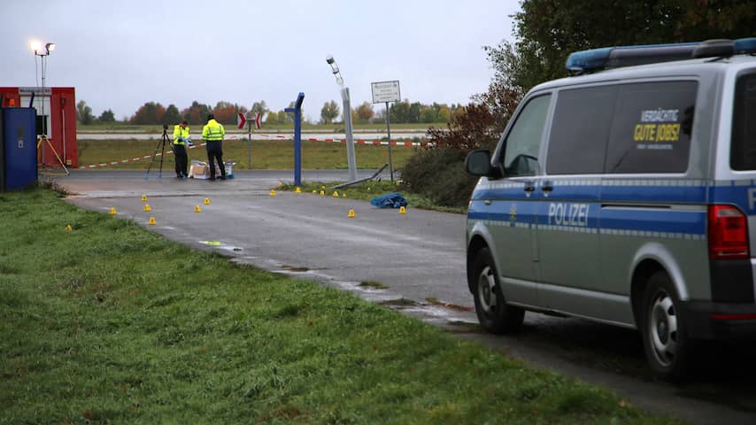 Duitse politie doorzoekt luchthaventerrein Leipzig na vondst gat in hek