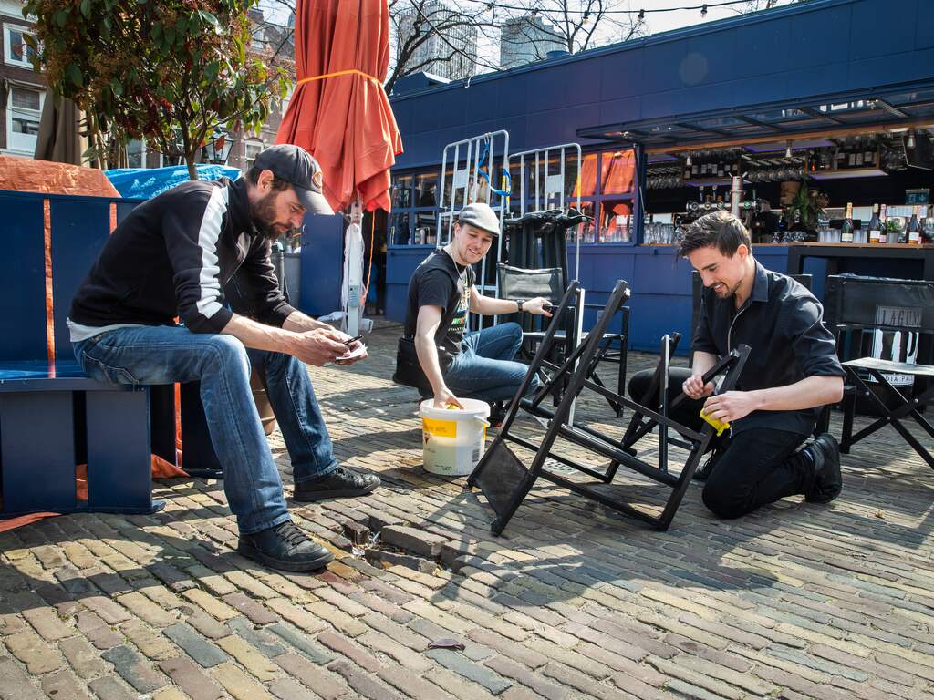 Kabinet zet versoepelingen per 28 april door: terrassen open en exit avondklok