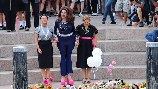 Burgemeester Halsema legt bloemen bij herdenking slachtoffers Berlijn