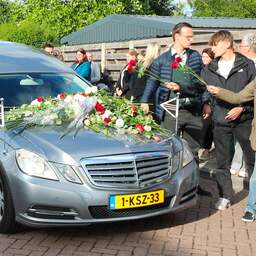 Video | Mensen leggen bloemen op rouwauto van Jeffrey en Emma