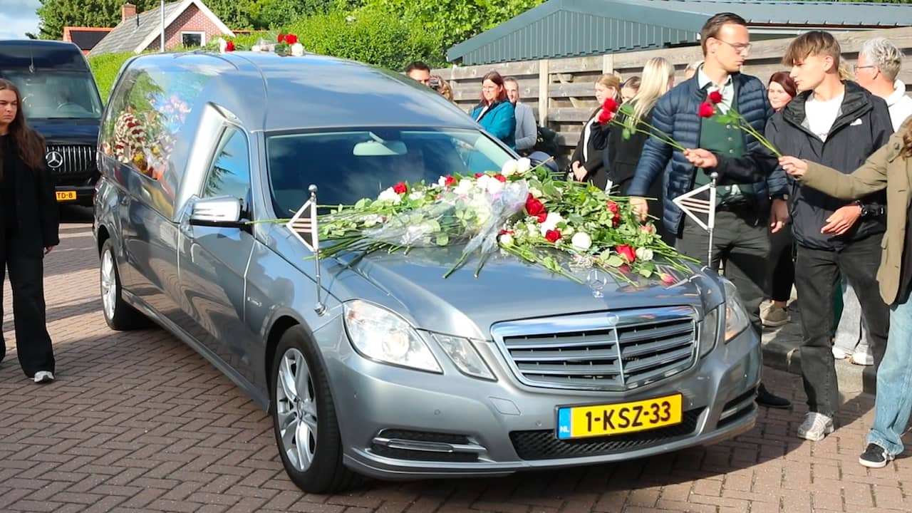 Video | Mensen leggen bloemen op rouwauto tijdens herdenking Jeffrey en Emma