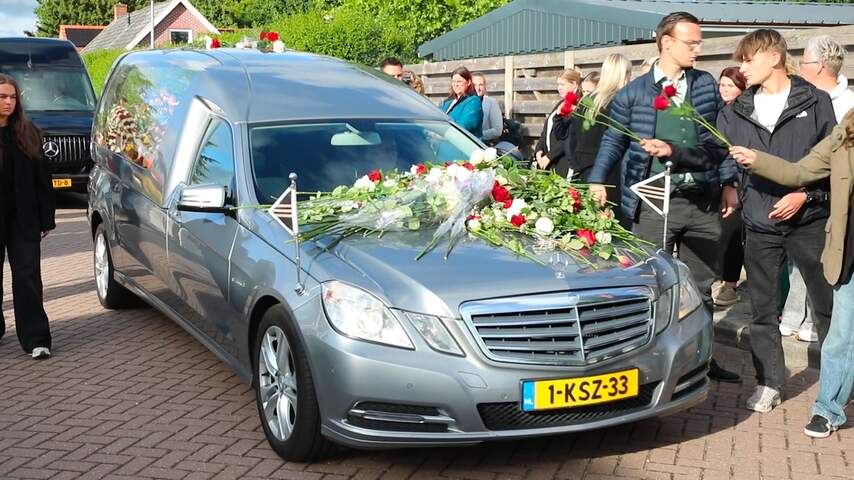 Mensen leggen bloemen op rouwauto tijdens herdenking Jeffrey en Emma