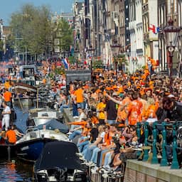 Volle treinen en strenger beleid in Amsterdam: dit moet je weten voor Koningsdag