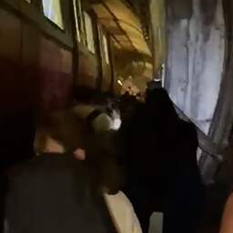 Video | Gestrande passagiers lopen door tunnel na ontsporen metro in Istanboel