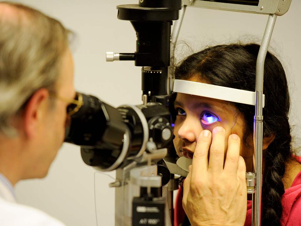 Oogarts Tjeerd de Faber onderzoekt tijdens de nieuwjaarsnacht in het Oogziekenhuis Amisha Sewlal (8) uit Rotterdam die vuurwerk in haar oog heeft gekregen. Volgens De Faber valt bij haar het letsel mee.