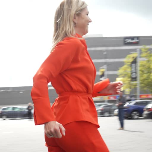 Illustratie bij: Video | Koningin Máxima rent op hoge hakken naar fans buiten NAC-stadion