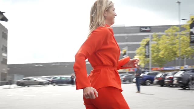 Koningin Máxima rent op hoge hakken naar fans buiten NAC-stadion