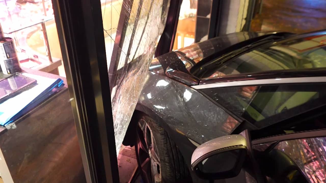 Video | Auto belandt tegen gevel van slagerij na ongeluk in Mierlo