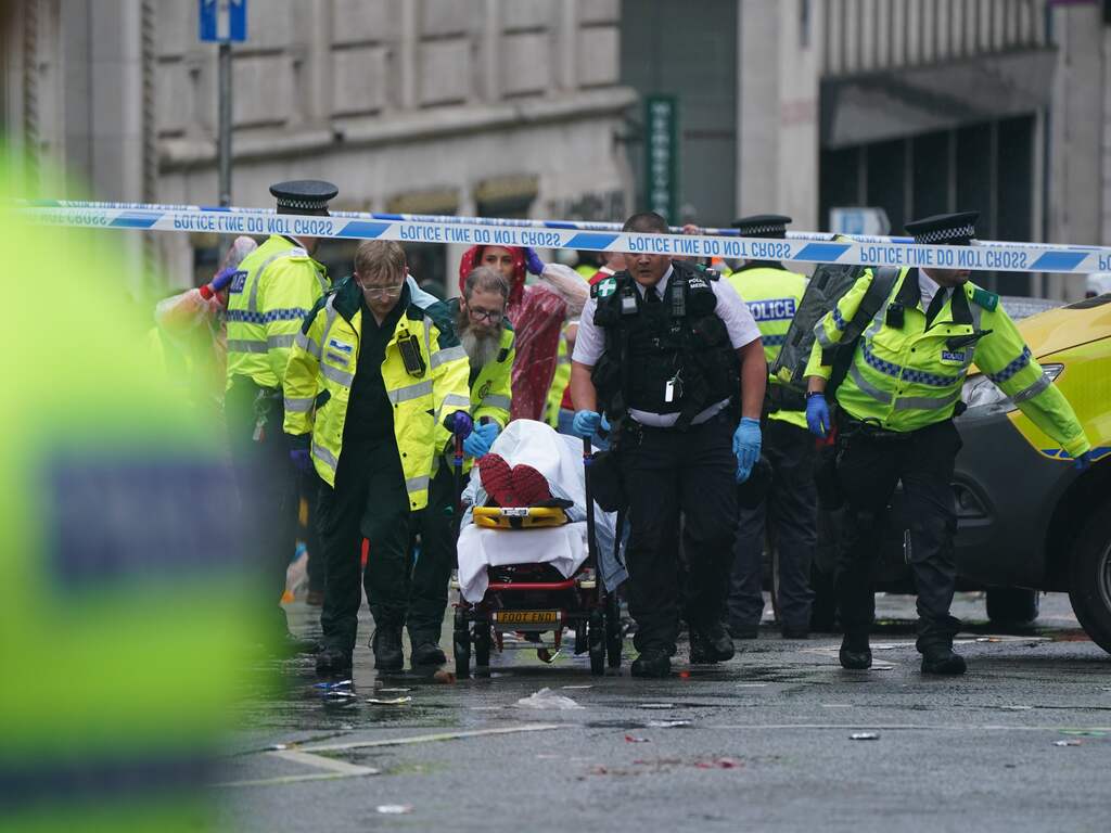 Automobilist rijdt in op feestvierende voetbalfans Liverpool