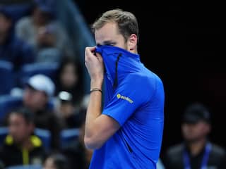Medvedev slaat bal in oog toeschouwer en wordt gediskwalificeerd tegen Djokovic