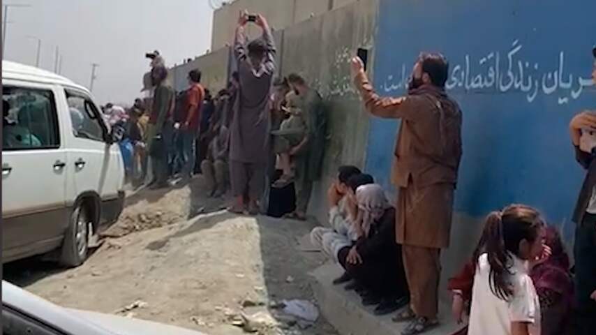 Chaos en geweerschoten bemoeilijken evacuaties van vliegveld Kaboel