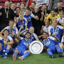 AZ verpulvert PSV in strijd om Johan Cruijff Schaal na vroege rode kaart Veerman