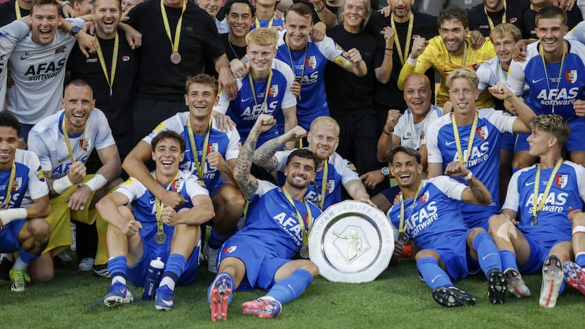AZ verpulvert PSV in strijd om Johan Cruijff Schaal na vroege rode kaart Veerman