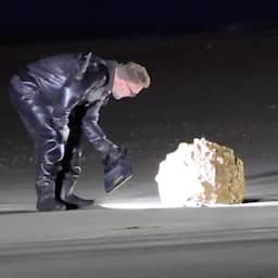 Video | Defensie onderzoekt aangespoelde stalen bol op strand van Scheveningen