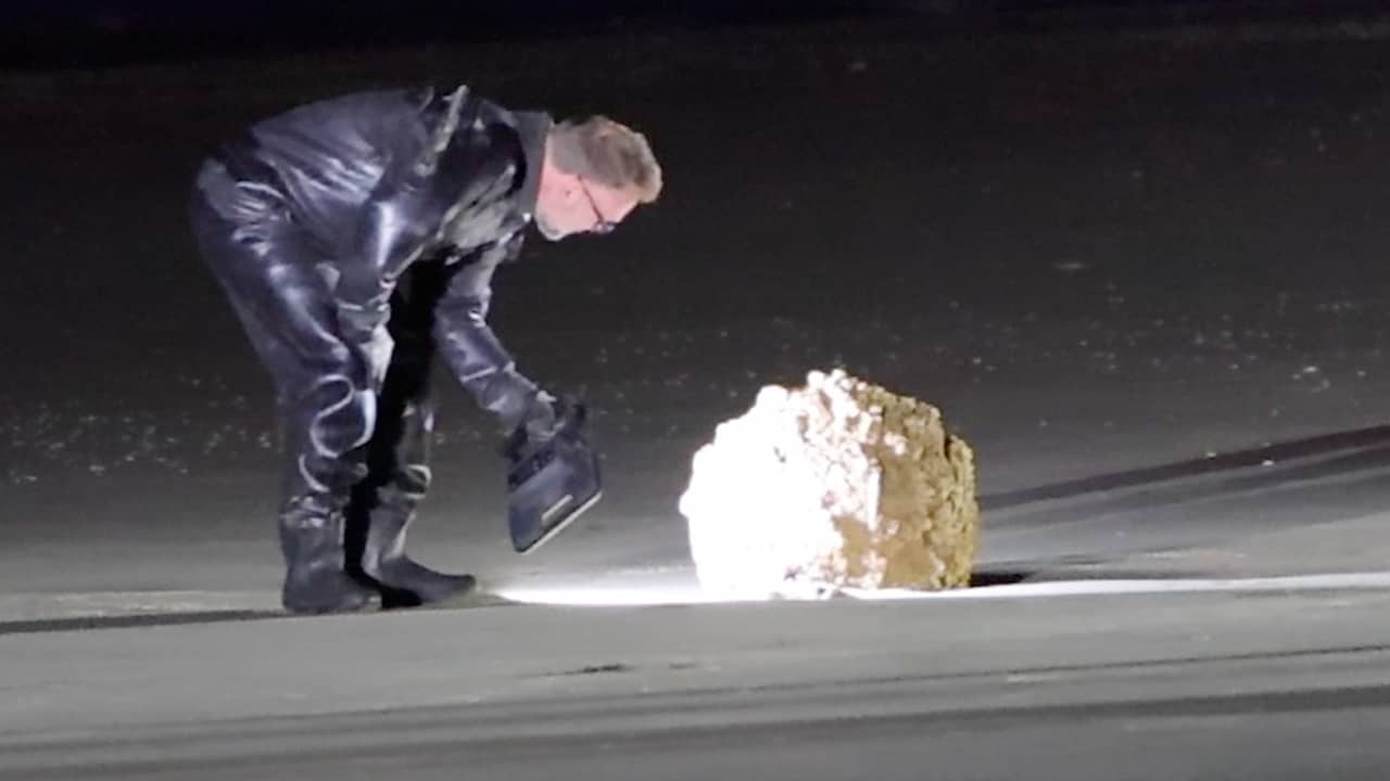 Video | Defensie onderzoekt aangespoelde stalen bol op strand van Scheveningen
