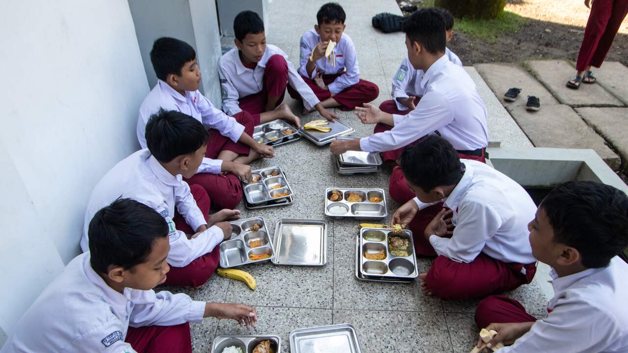 Foto bij Ongeveer tweeduizend mensen in Indonesië ziek door gratis schoolmaaltijden
