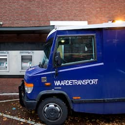 Mensen zitten vast in geldwagen door storing, brandweer koelt het voertuig af