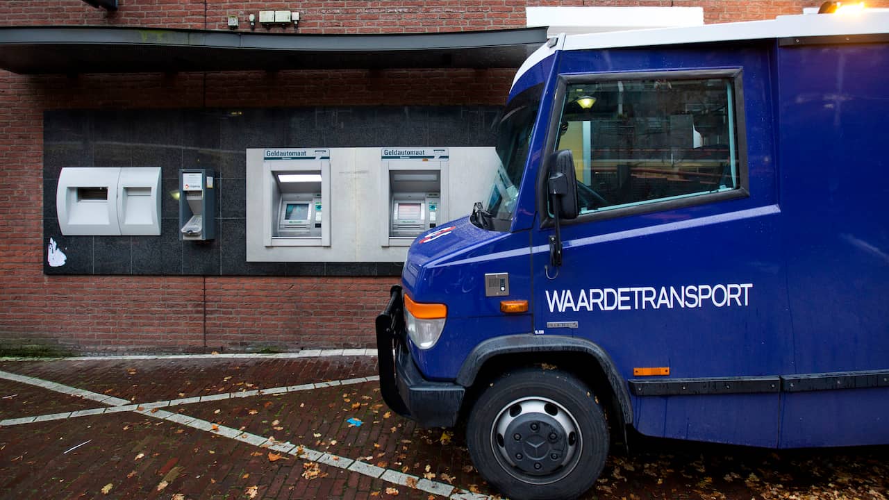 Medewerkers geldwagen zitten 1,5 uur vast door storing, brandweer koelt voertuig