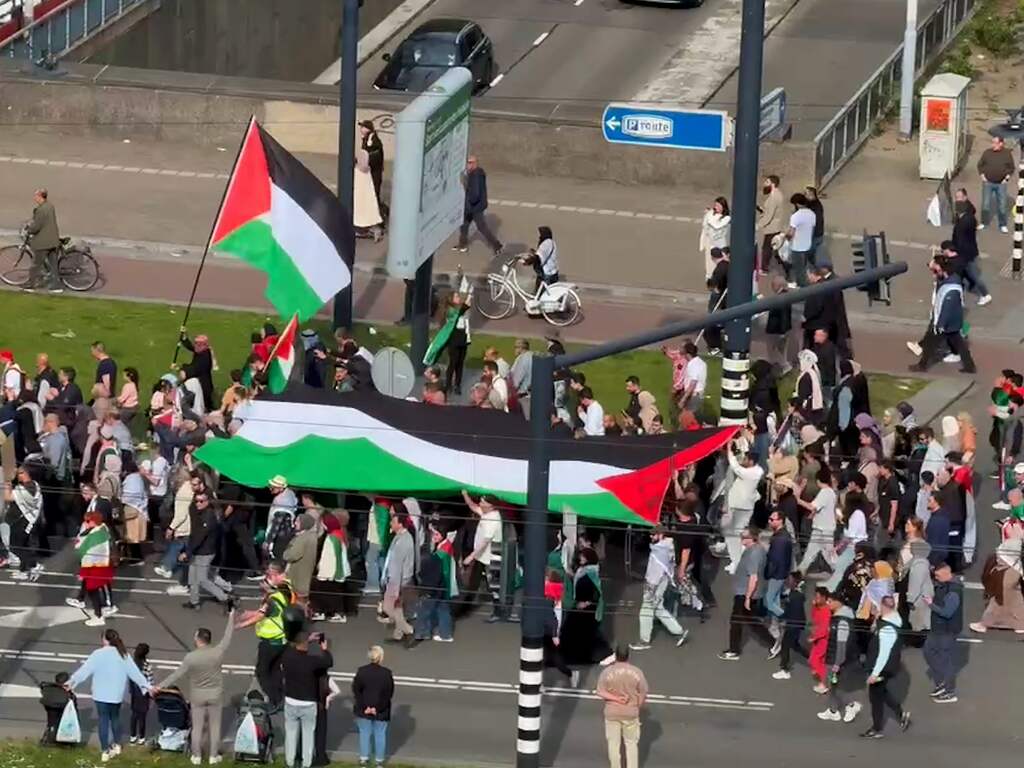 Duizenden betogers voor Gaza lopen van Rotterdam-Zuid naar Coolsingel
