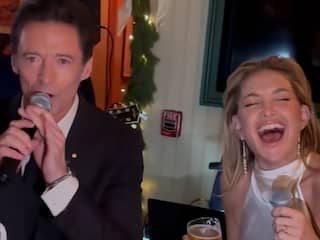 Hugh Jackman en Kate Hudson zingen Sweet Caroline in pub in VS