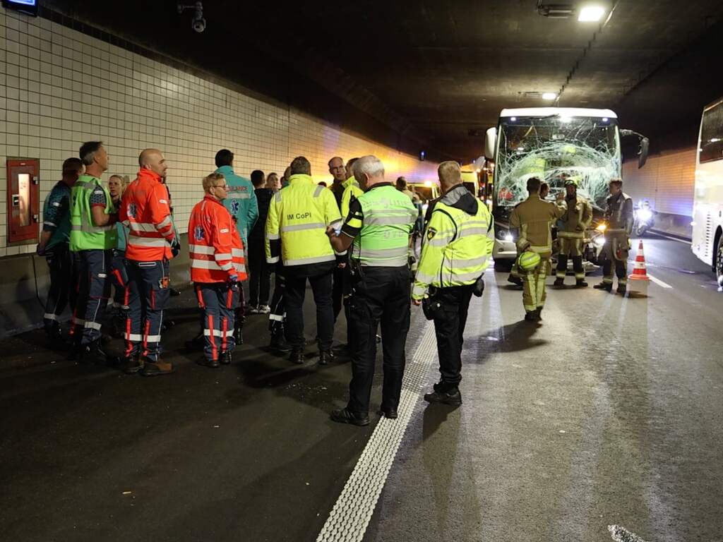Bussen met AZ-fans botsen richting bekerfinale, één persoon naar ziekenhuis