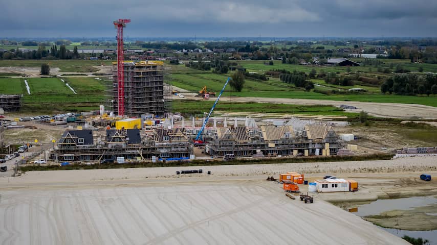 Tot dertienhonderd bouwprojecten dreigen stil te vallen door schorsing controleur