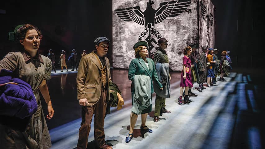 Recensieoverzicht 40-45, de Musical: 'Een visueel spektakel' | Boek ...