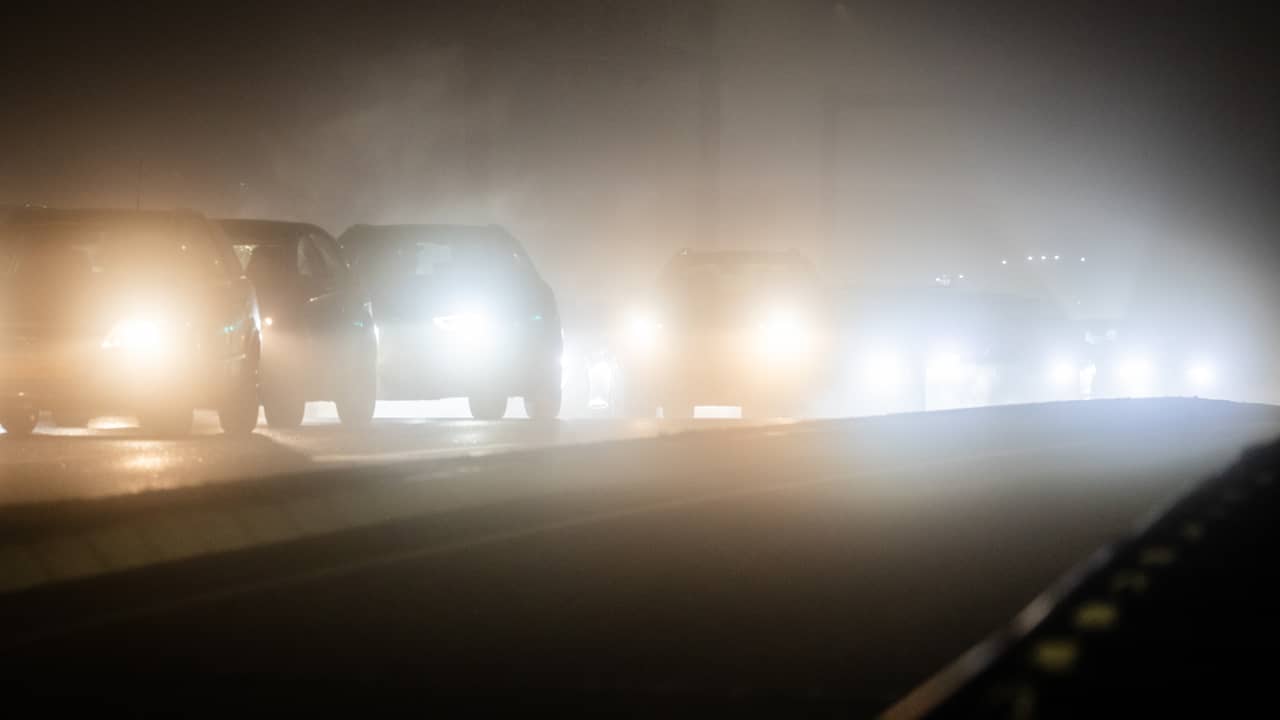 Dichte mist verplaatst zich door land, waarschuwing voor verraderlijke situaties