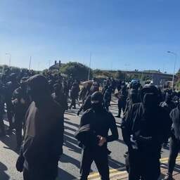 Video | Honderden gemaskerde mannen protesteren in Engelse havenstad