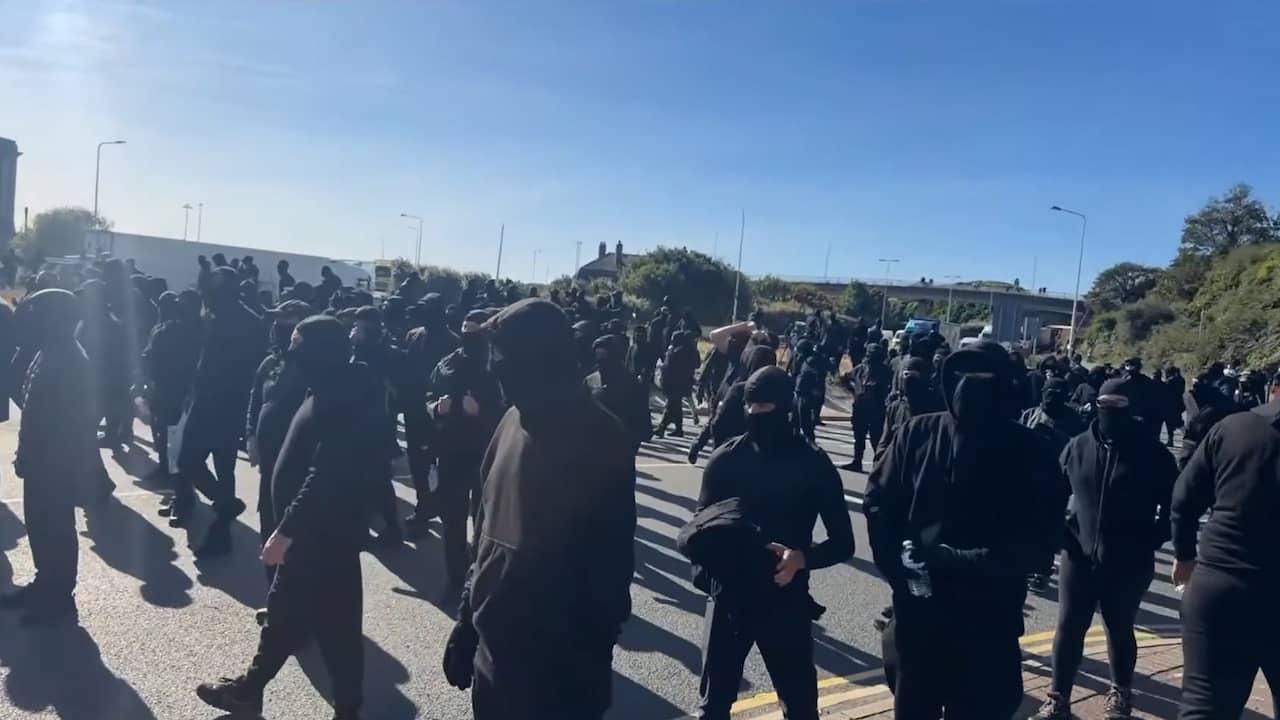 Honderden gemaskerde mannen protesteren in Engelse havenstad