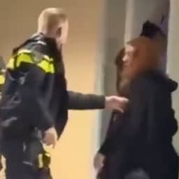 Video | Politie duwt zwangere vrouw naar de grond bij aanhouding in azc in Zeist