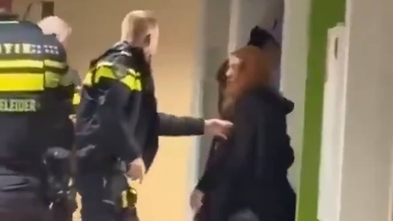 Video | Politie onderzoekt deze beelden van hardhandige aanhouding in azc Zeist