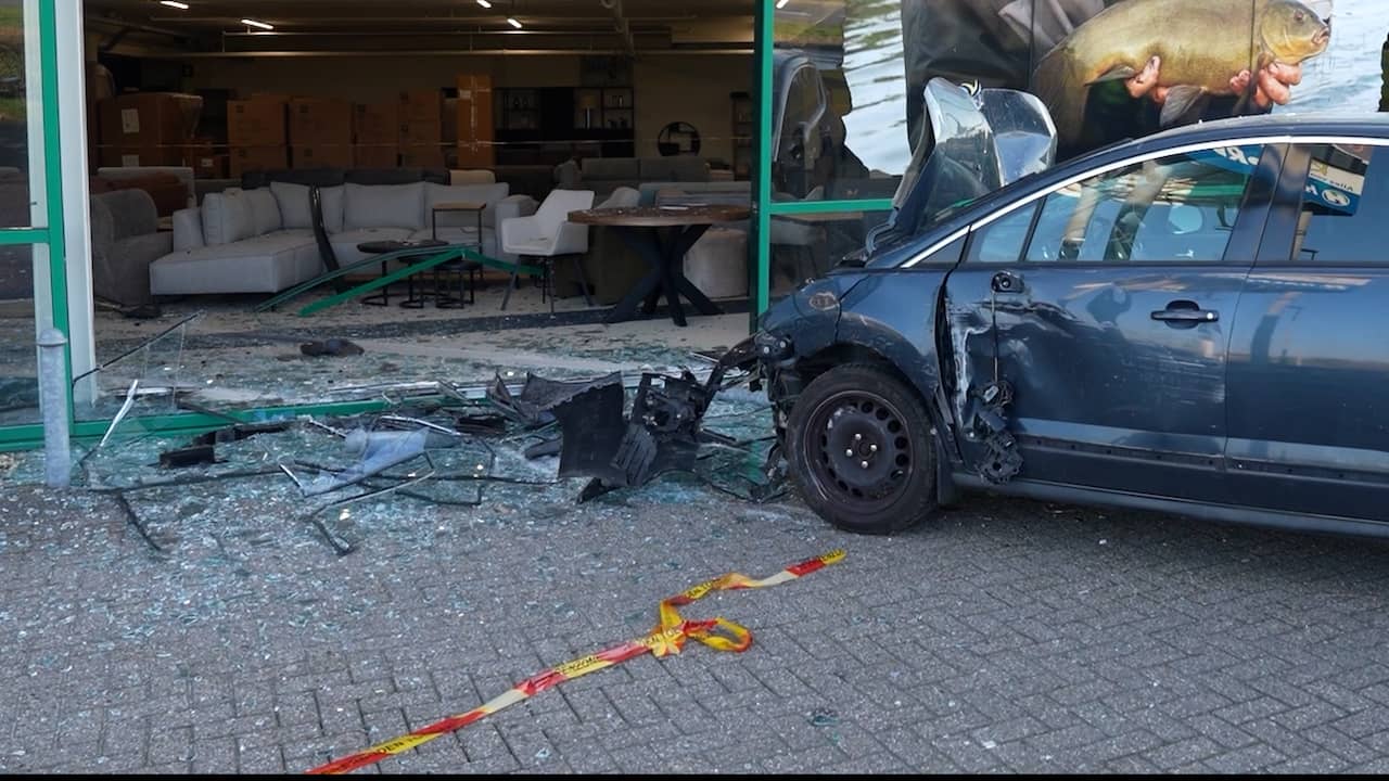 Video | Ravage nadat auto winkel inrijdt in Steenwijk