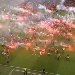 Video | Feestende fans van Slavia Praag bestormen massaal het veld